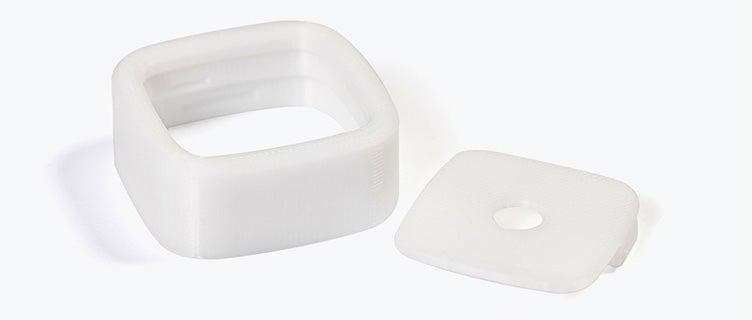 Un carré blanc et un couvercle imprimés en 3D en PC-ISO à l'aide du modèle de dépôt fondu.