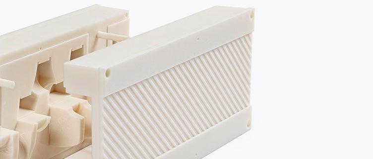 Nahaufnahme verschiedener Komponenten einer mit Sterelithographie hergestellten Form für den Spritzguss