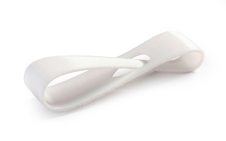 Un bucle blanco impreso en PC-ISO mediante modelado por deposición fundida con un acabado normal.