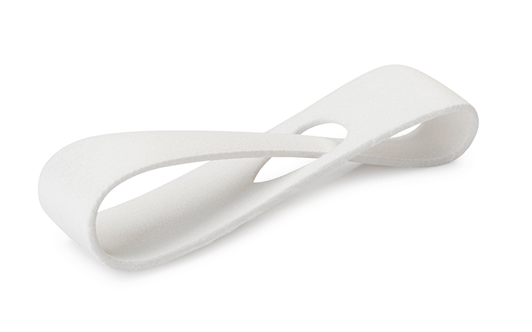 Une boucle blanche imprimée en 3D, réalisée en PA 2210 FR par frittage laser, avec une finition normale.
